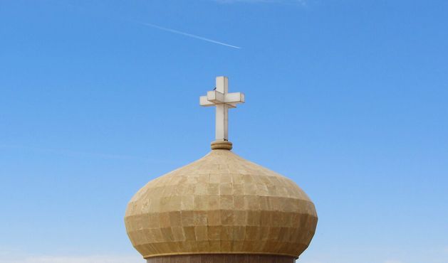 Халдейский католический крест на шпиле монастыря