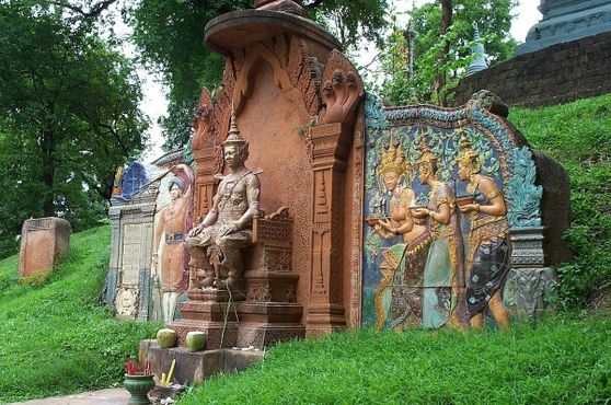 Святилище за пределами храма Ват Пном