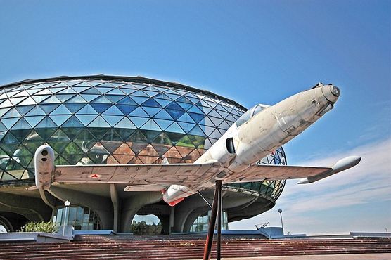 Внешний вид музея, самолёт с отличительными знаками ВВС Югославии