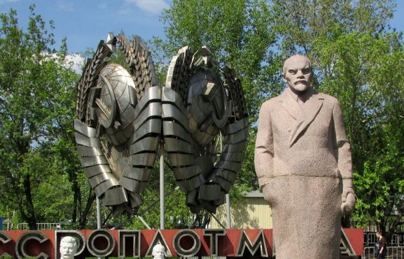 Статуя Ленина в парке искусств «Музеон»