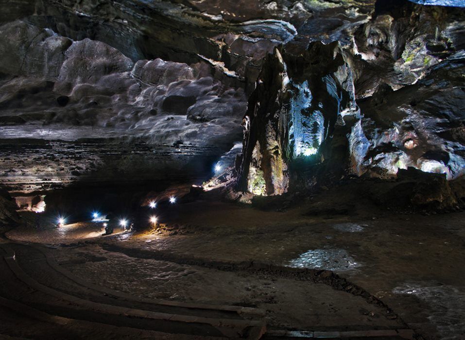 Left cave. ЮАР \пещеры Sudwala.\. Пещера скальный Выступ скайрим. Пещера похожая на женскую. Пещеры похожие на женские органы.