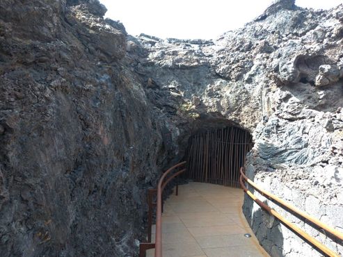 Вход в пещеру Лас-Паломас
