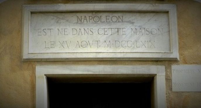 Памятная доска на доме Бонапартов: "Наполеон родился в этом доме 15 августа 1769 года" 