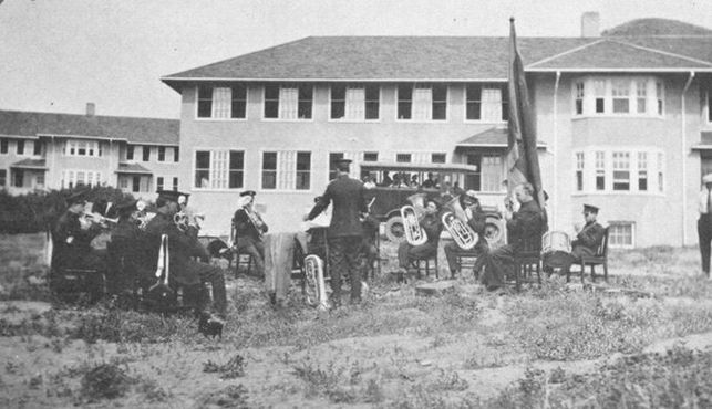 Сотрудники санатория Форт Сан на открытии, 1920 г.