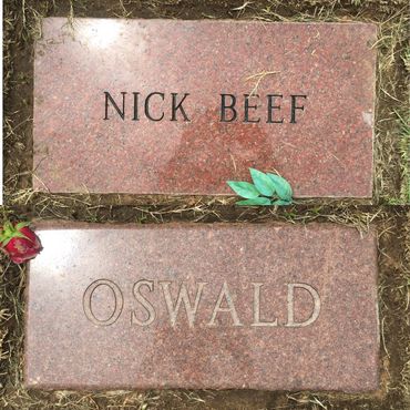 Сравнение надгробных камней Л. Х. Освальда и «Ника Бифа»