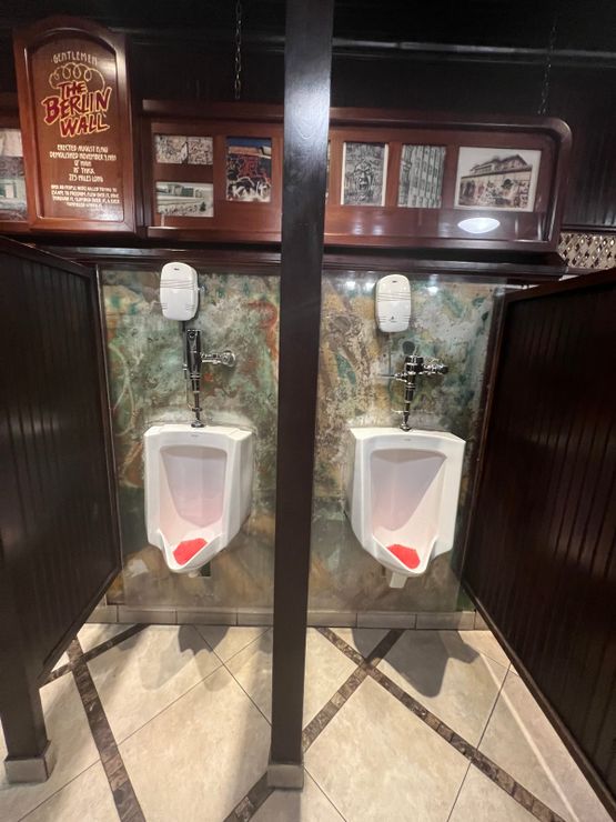 Писсуары на Берлинской стене: где находится и что посмотреть рядом