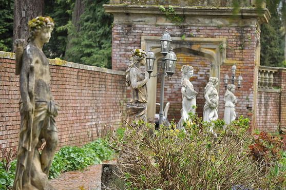 Статуи в парадном саду замка Торнвуд