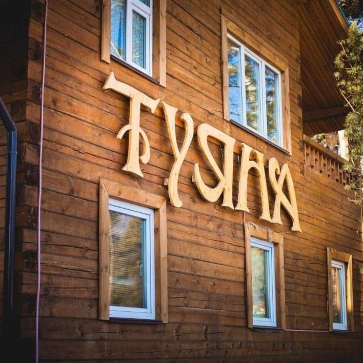 <p>Тур предусматривает проживание в гостинице.</p><p><strong>Стоимость тура на 1 человека в зависимости от размещения:</strong></p><ul><li><strong>Стандарт</strong> –<strong> 137 500 рублей;</strong></li><li>Доплата за одноместное размещение – от <strong>38 500 рублей;</strong></li><li><strong>Комфорт</strong> – <strong>164 000 рублей;</strong></li><li>Доплата за одноместное размещение – от <strong>65 500 рублей.</strong></li></ul><p>Типы размещения:</p><ul><li>