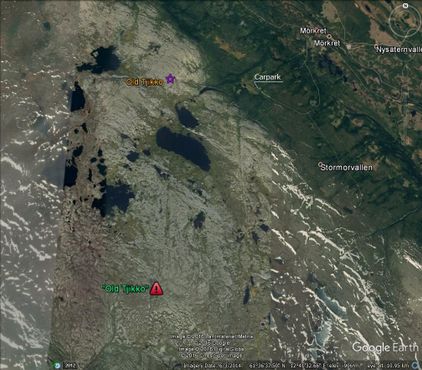 По данным Службы национальных парков Швеции, координаты Старого Тикко 61°38'14,77 с.ш., 12°40'5,39 в. д, Оно находится ближе к автостоянке