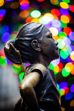 Статуя «Бесстрашная девочка» и рождественские огни 25 декабря 2021 года