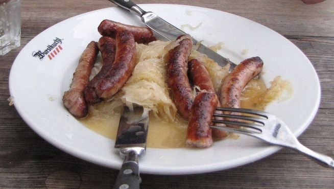 В ресторанчике подают традиционные баварские сосиски с кислой капустой