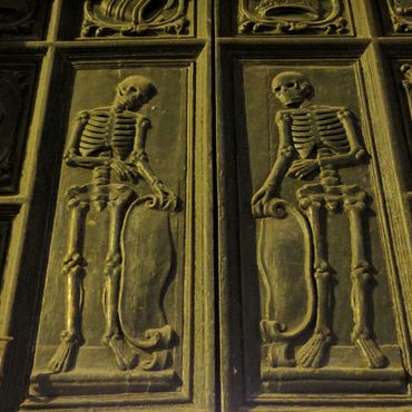 Скелеты на дверях церкви