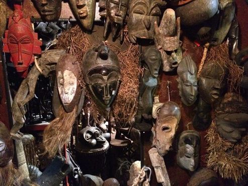Странная коллекция масок, резных фигурок, кукол и статуэток со всего мира