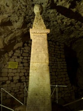 Памятник археологам