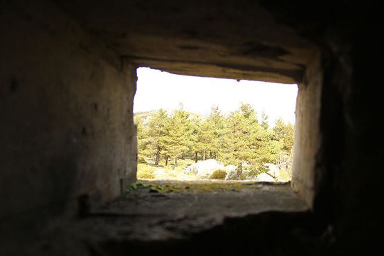 Вид через амбразуру одного из бункеров .
