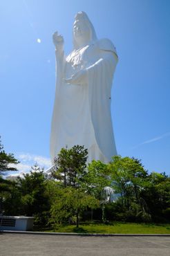 Статуя богини Каннон
