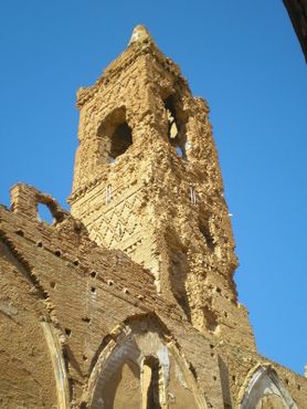 На башне хорошо видны следы разрушений