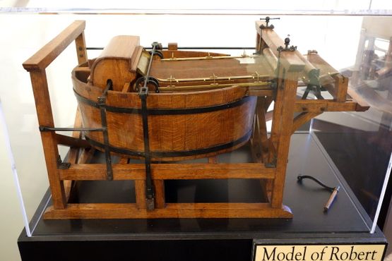 Машина по изготовлению бумаги, изобретенная Николасом Льюисом Робертом, 1798