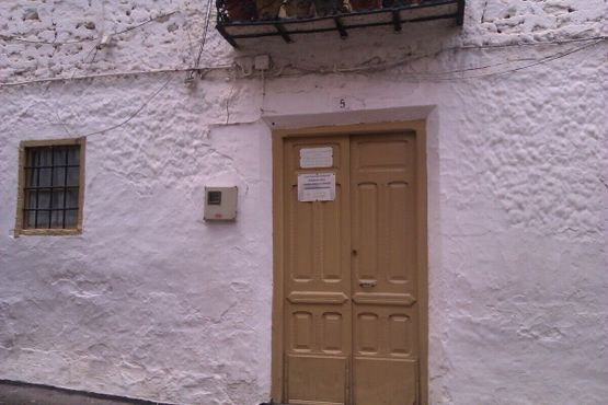Дом Марии Гомес в 2012 году, с графиком посещений на двери