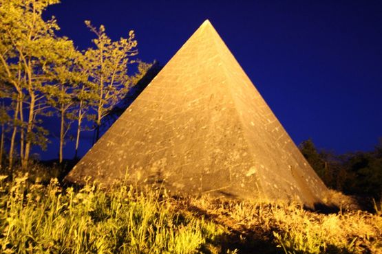 Пирамиди Киннити ночью