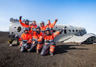 Заезд на квадроциклах по южному берегу к месту крушения самолета, стартует от ледника Мирдальсйёкюдль   