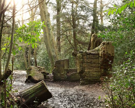 Руины викторианского сада в лесу Сиденхем-Хилл, Лондон, Великобритания 