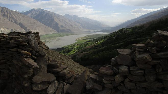 Западная сторона форта, Таджикистан справа, Афганистан слева и река Пяндж, протекающая через долину