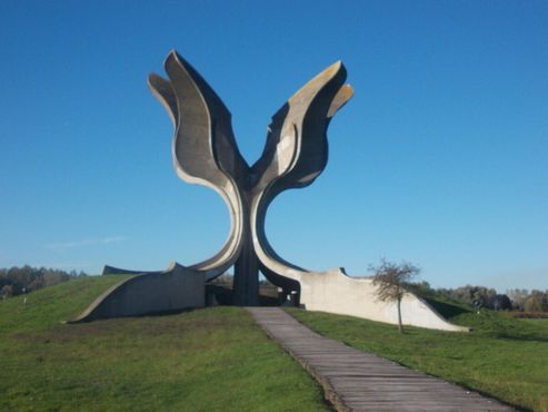 Памятник «Каменный цветок» на месте концлагеря Ясеновац