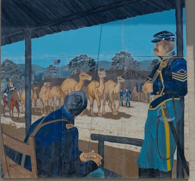 На этом мурале Патрика Вестфола изображено прибытие Верблюжьего корпуса в Кемп-Верде, штат Техас.