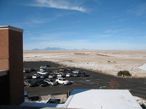 Парковка у кратера и горы вдали, 2007 год