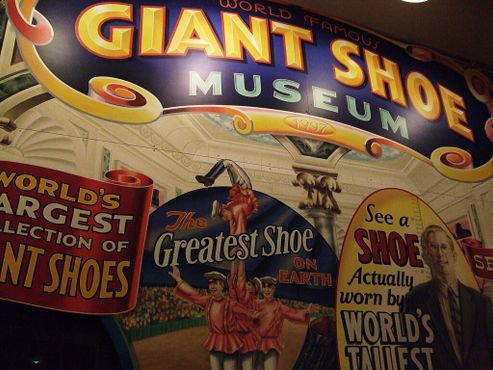 Всемирно известный музей гигантской обуви