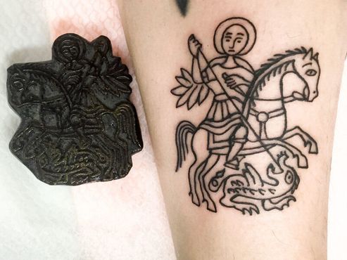 Татуировка с изображением Святого Георгия и дракона и трафаретный штемпель, которому уже 200 или 300 лет