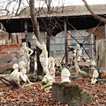 Нестандартные фигурные статуи в саду «Эпрешкерт»