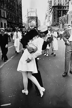 «День победы над Японией на Таймс-сквер» Альфреда Эйзенштедта — наиболее известная из двух фотографий 