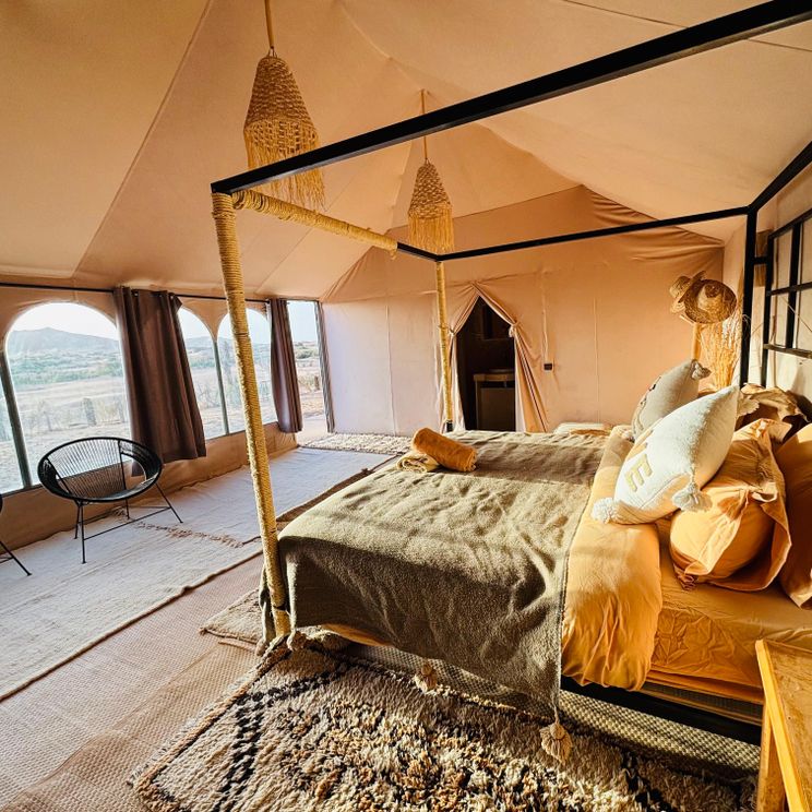 Отели 4*, Палатки