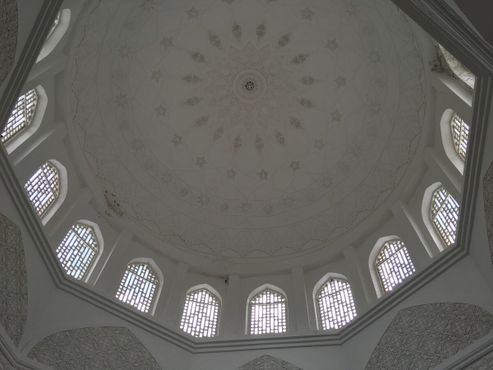 Крыша мавзолея персидского поэта Рудаки. 27 июня 2016 года