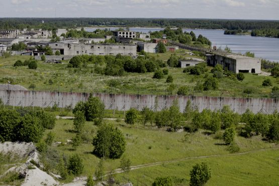 Заброшенный тюремный комплекс на берегу озера