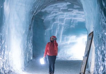 Тур в ледяную пещеру «Вглубь ледника» с водопадами Хрёйнфоссар и трансфером из Рейкьявика