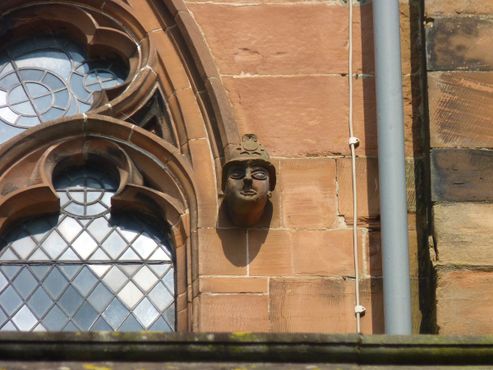 Гротеск в виде полицейского