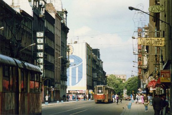Знаки, выпирающие наружу из зданий по улице, Катовице, 1991 год