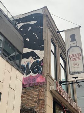 Часть загороженного мурала Клеона Петерсона