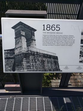 Информационная табличка с историей моста и реки Брисбен