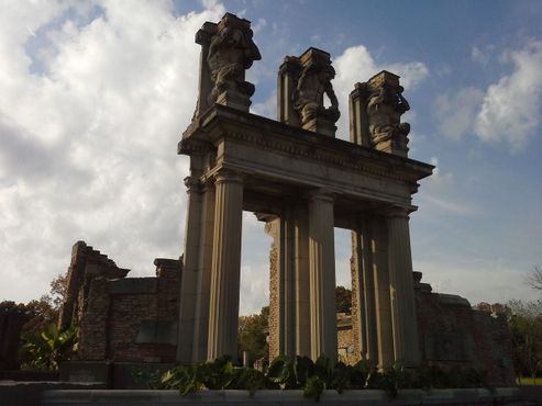 Руины в парке Холлидей