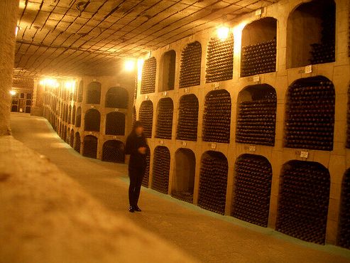 Заполненные вином коридоры в "Золотой коллекции"