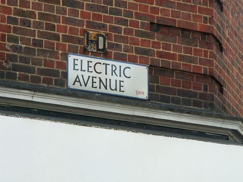 Ещё один маленький уличный знак, указывающий на Электрик-авеню