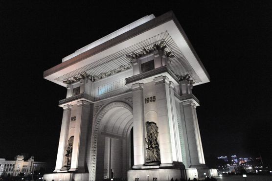Триумфальная арка, освещённая ночью