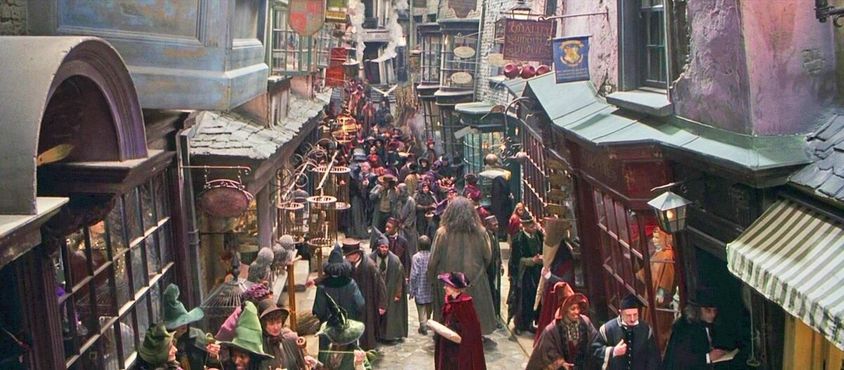 Сцена в Косом переулке из фильма о Гарри Поттере