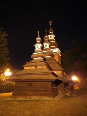 Задняя часть церкви ночью