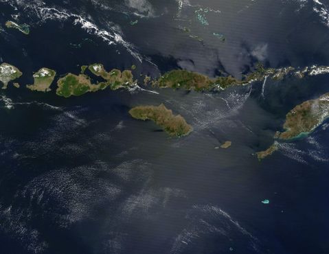 Малые Зондские острова в Индонезии; Падар —  один из маленьких островов между более крупными