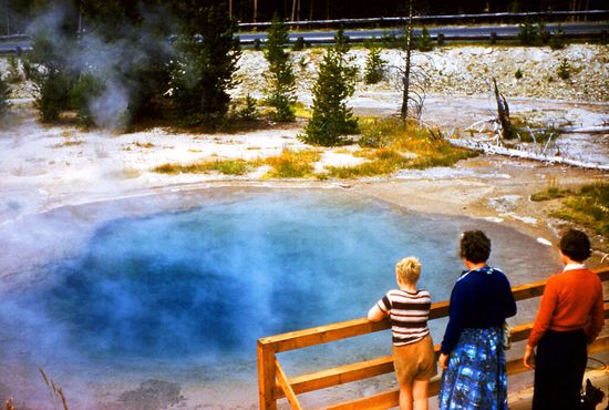 Фотография 1960-х годов, когда жёлтые бактерии ещё не начали размножаться из-за мусора в бассейне